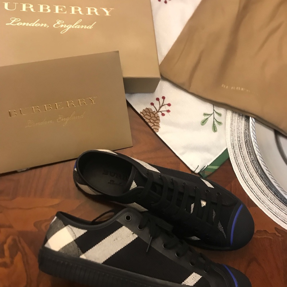 BURBERRY SNEAKERS SIZE US 10 (NEW)